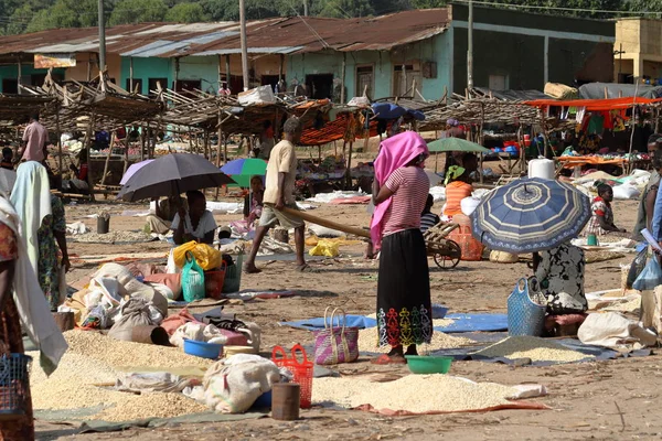 İnsanlar Moyale Etiyopya'da Afrika Market