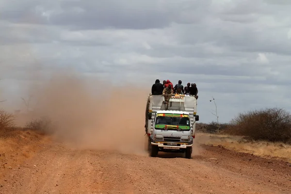 Transporte y Bus Ride en el norte de Kenia —  Fotos de Stock