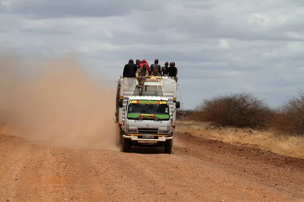 Transporte y Bus Ride en el norte de Kenia —  Fotos de Stock