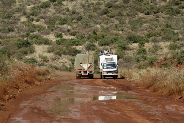 Transporte y Bus Ride en el norte de Kenia —  Fotos de Stock