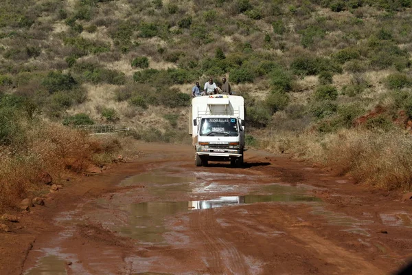 Transporte y Bus Ride en el norte de Kenia —  Fotos de Stock