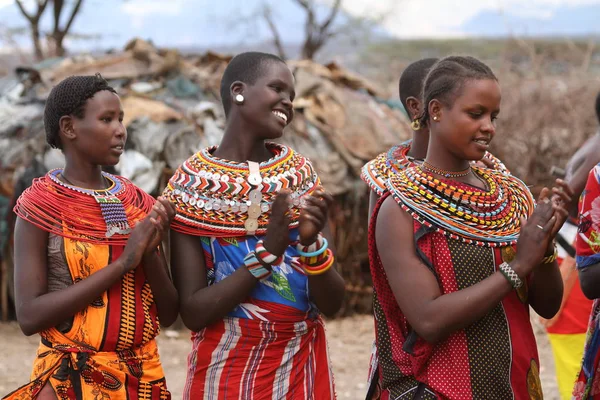 Hagyományos a nők Samburu, Kenyában — Stock Fotó