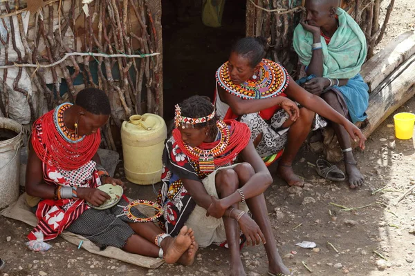 Hagyományos a nők Samburu, Kenyában — Stock Fotó