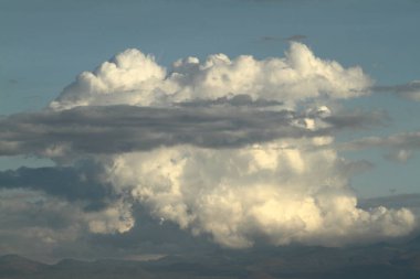 Yağmur ve thunderclouds gökyüzünde