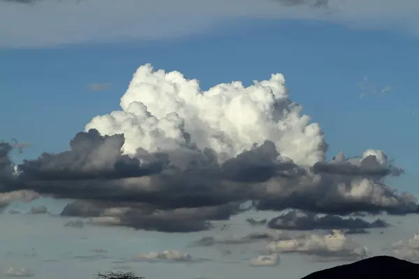 Lluvia y truenos en el cielo — Foto de Stock