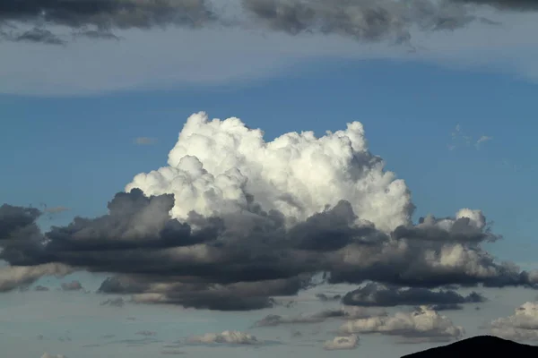 Lluvia y truenos en el cielo — Foto de Stock