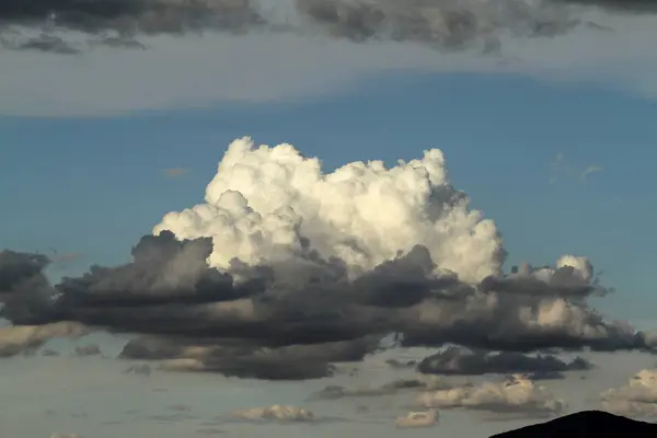 Lluvia y truenos en el cielo — Foto de Stock