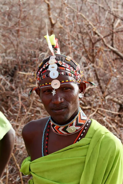 Huvudbonad av en Samburu krigare i Kenya — Stockfoto