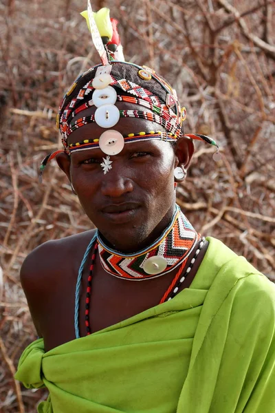 Головной убор воина Самбуру в Кении — стоковое фото