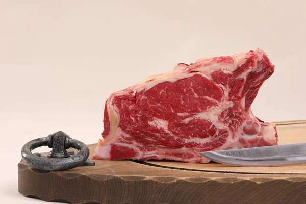 Свежая говядина и стейки — стоковое фото