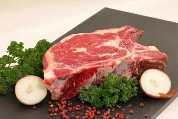 Frisches Rindfleisch und Steaks — Stockfoto