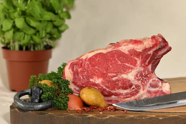 Frisches Rindfleisch und Steaks — Stockfoto