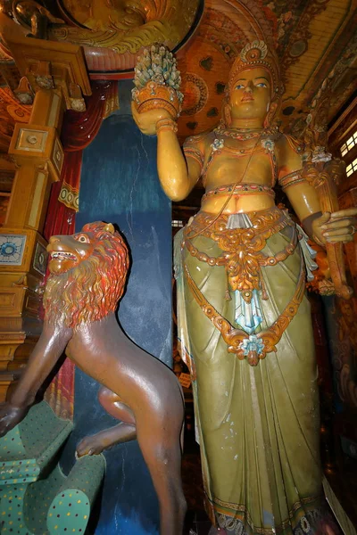 Figuras e deuses do templo no Templo Gangaramaya de Colombo — Fotografia de Stock