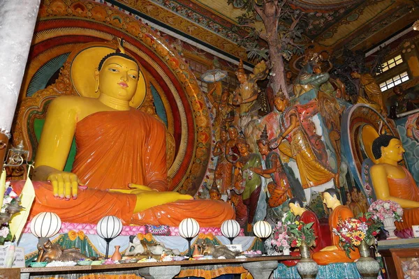 Figure e divinità del tempio nel tempio Gangaramaya di Colombo — Foto Stock