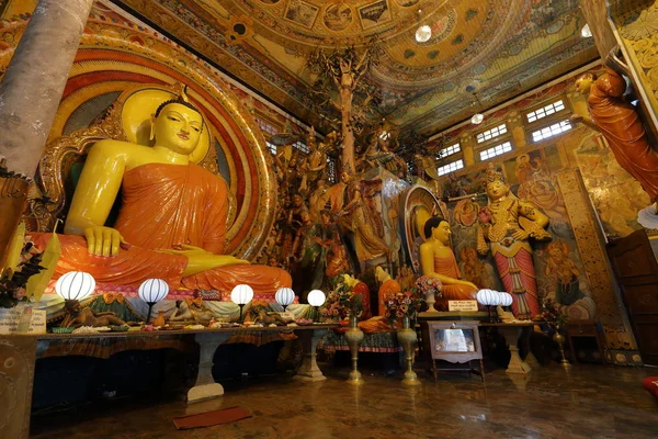Personnages et dieux du temple Gangaramaya de Colombo — Photo