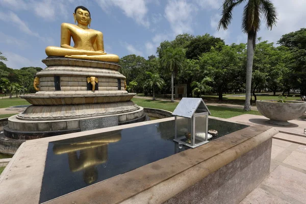 Gyllene Buddha i Viharamahadevi Park i Colombo — Stockfoto