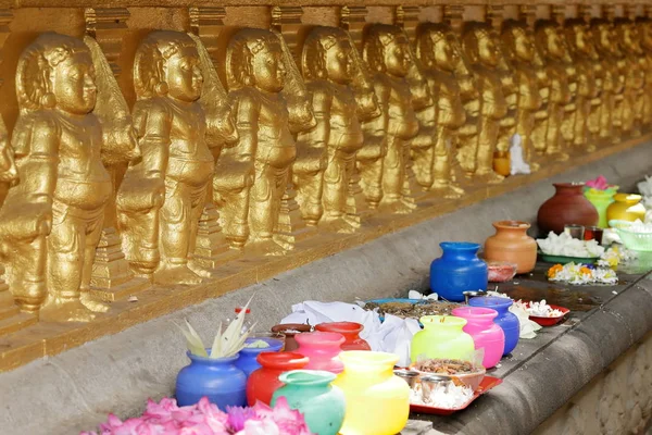 Sacrificios bajo el árbol bodhi del templo Kelaniya Raja Maha Vihara en Colombo —  Fotos de Stock