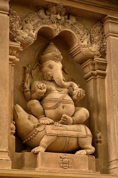 Standbeeld van de God in de Kelaniya Raja Maha Vihara tempel van Colombo — Stockfoto