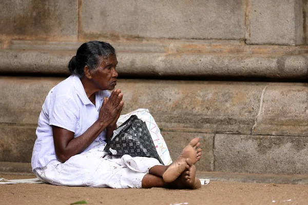 Budistas rezando en el templo —  Fotos de Stock