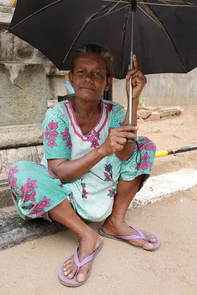 Woman under umbrella in Sri Lanka — Stock Photo, Image