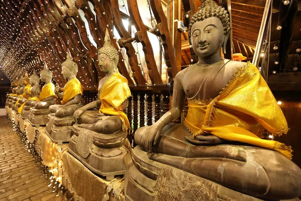 Ο Βούδας φιγούρες σε ναό της Seema ΜΑΛΑΚΑ του Κολόμπο, στη Σρι Λάνκα — Φωτογραφία Αρχείου