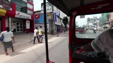 Sokak trafik ve Tuctuc Colombo Sri Lanka'da binmek