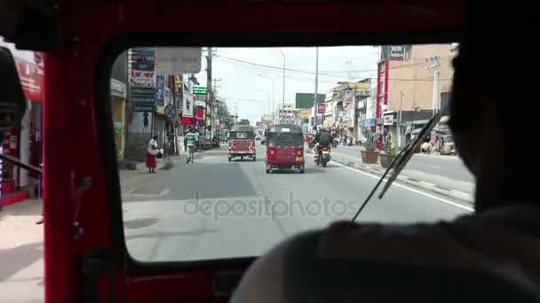 Straat verkeer en Tuctuc rijden in Colombo in Sri Lanka — Stockvideo