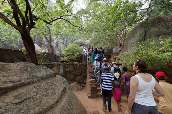 Toeristen klimmen de Lion Rock op Sigiriya in Sri Lanka — Stockfoto