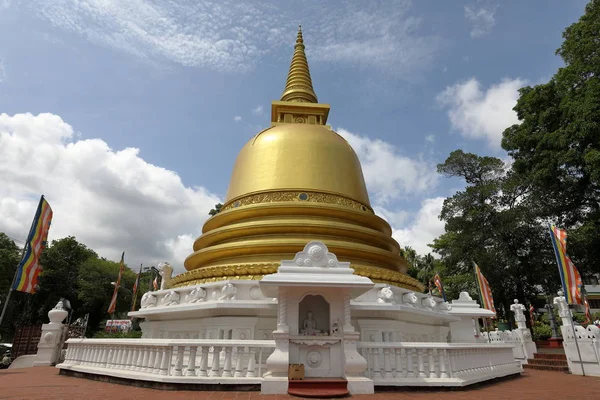 De gouden tempel van Dambulla in Sri Lanka — Stockfoto