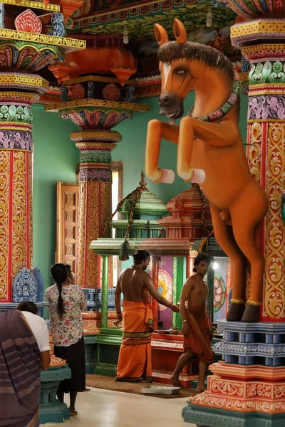 Hindoe ceremonie in de tempel van Trincomalee op Sri Lanka — Stockfoto