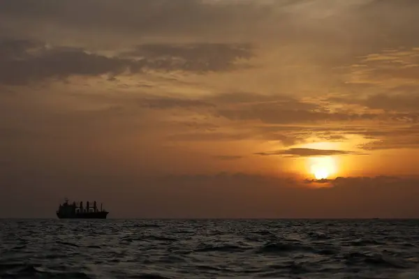 Контейнерный корабль в море на восходе солнца — стоковое фото