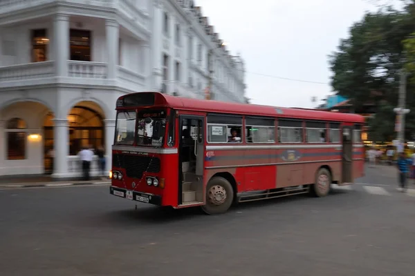 Ônibus e tráfego rodoviário de Kandy no Sri Lanka — Fotografia de Stock
