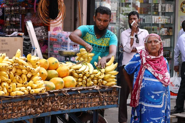 Commerce et vente dans les rues de Colombo — Photo