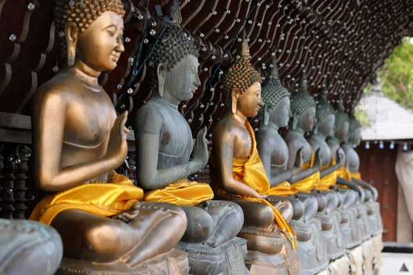 Figuras de Buda en el templo Seema Malaka de Colombo en Sri Lanka —  Fotos de Stock