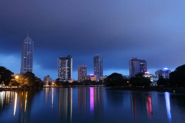 O horizonte de Colombo à noite — Fotografia de Stock