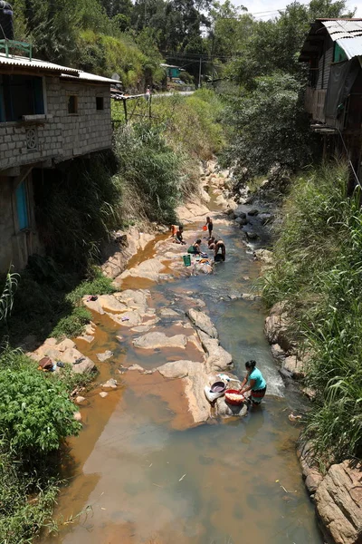 スリランカ の川で洗濯 2017 — ストック写真