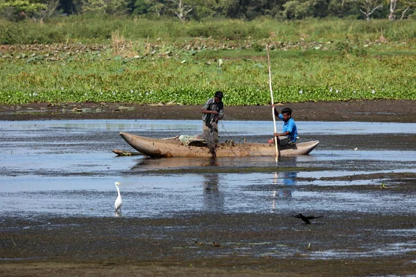 Рыбак Лодке Озере Шри Ланке — стоковое фото