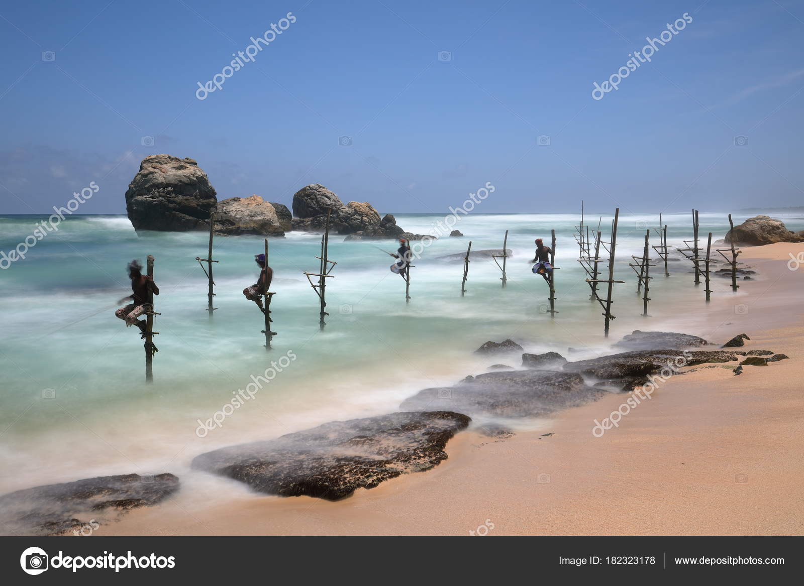Les Pêcheurs Sur Pilotis Sri Lanka Sur Plage Koggala