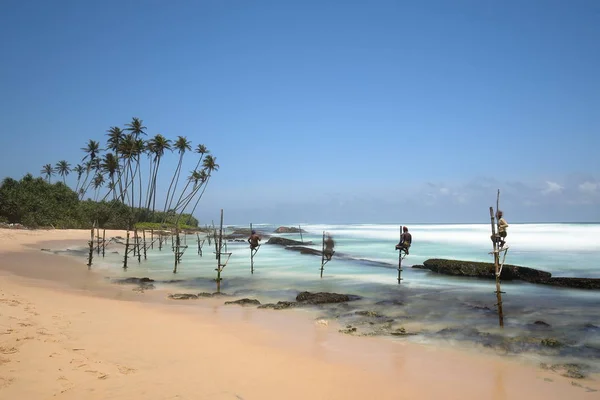 Sri Lanka Koggala Plaj Üzerinde Uzunbacak Balıkçılar — Stok fotoğraf