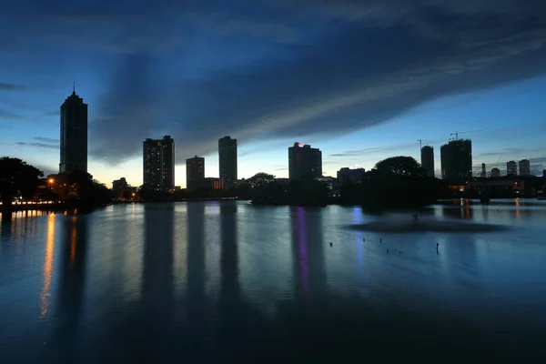 Die Silhouette Von Kolumbo Mit Spiegelung See Bei Nacht — Stockfoto