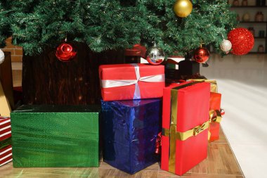Noel hediyelerini renkli paket