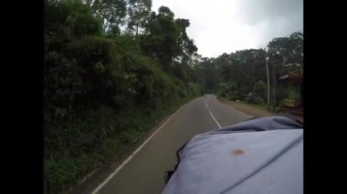 Tuk tuk Kandy Sri Lanka, 13 yakınındaki dağlarda tarafından karayolu yolculuğu. Aralık 2017