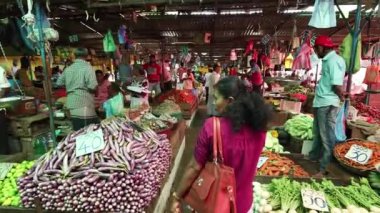 Pazar salonları ve Kandy Sri Lanka, 14 satış sokak. Aralık 2017