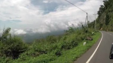 Tuk Tuk Nuwara Eliya ülke road, 16 Ratnapura için kullanıyor. Aralık 2017