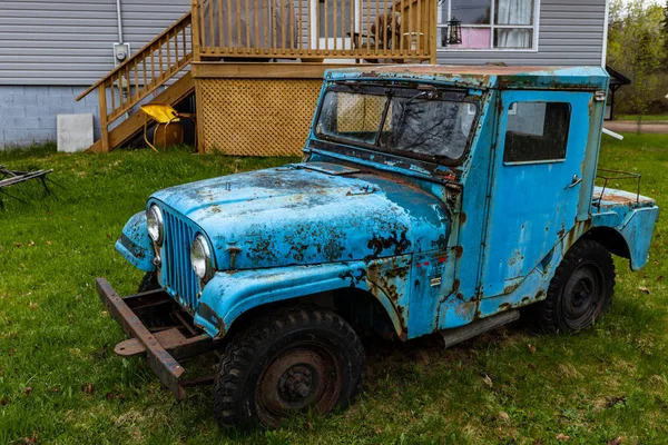 24岁的加拿大哈利法克斯 一辆老旧生锈的汽车停在草地上 2019年5月 — 图库照片