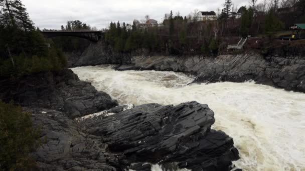Ποταμός Σεντ Τζον Τους Καταρράκτες Γκραντ Στον Καναδά — Αρχείο Βίντεο
