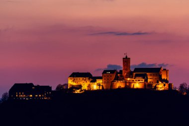 Thüringen Almanya 'da Gündoğumunda Wartburg Şatosu