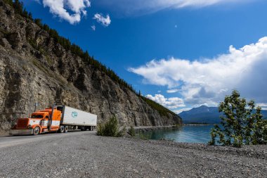 Kanada 'daki Muncho Gölü' nde Alaska otoyolunun trafiği 25. Haziran 2019