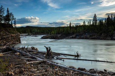 Kanada 'da Alaska otoyolu boyunca Liard Nehri.