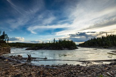 Kanada 'da Alaska otoyolu boyunca Liard Nehri.